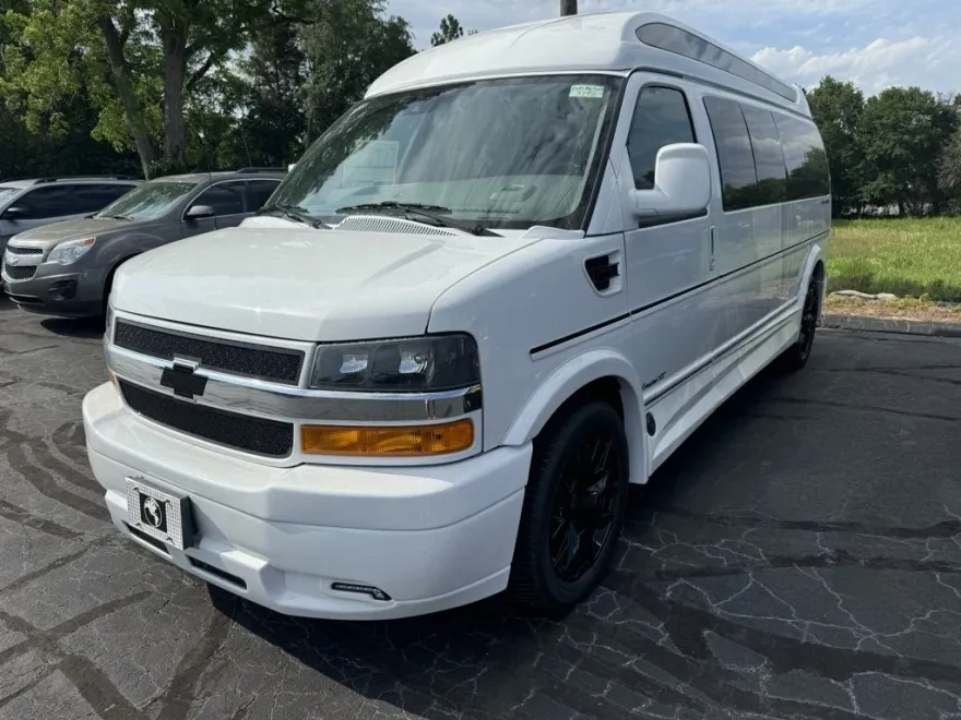 2025 Chevrolet Express Cargo 2500 photo 1