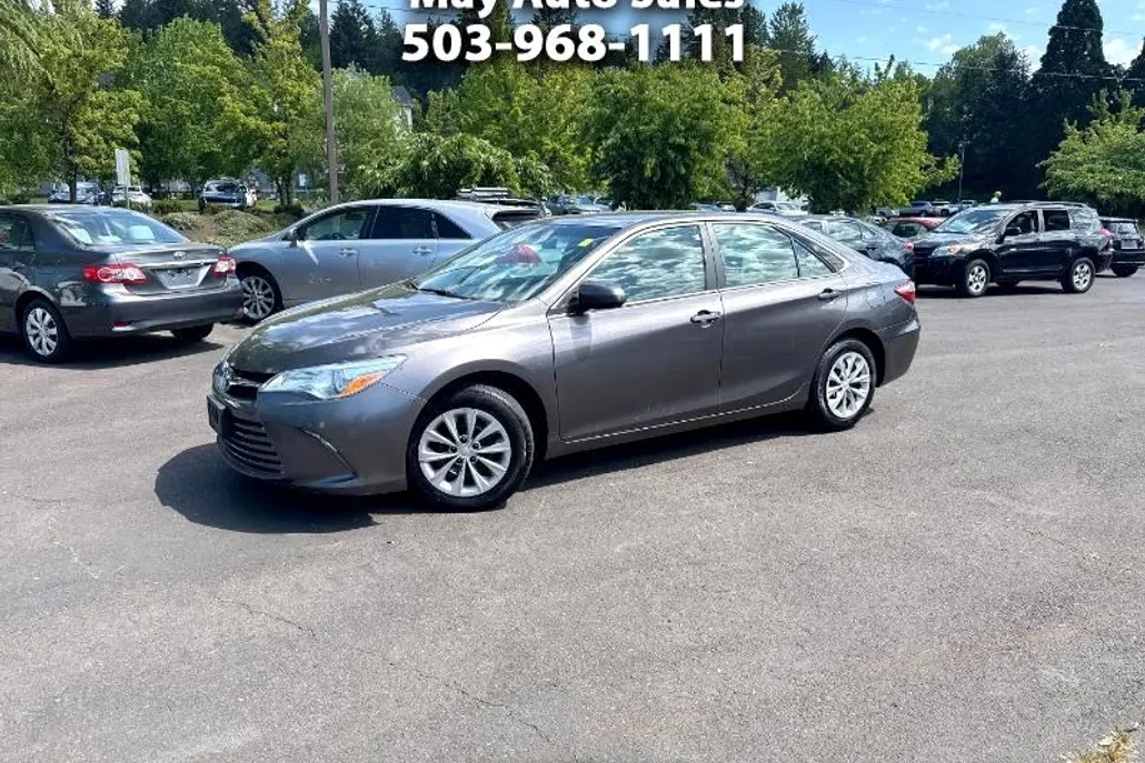 2015 Toyota Camry LE photo 1