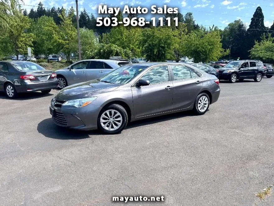 2015 Toyota Camry LE photo 1