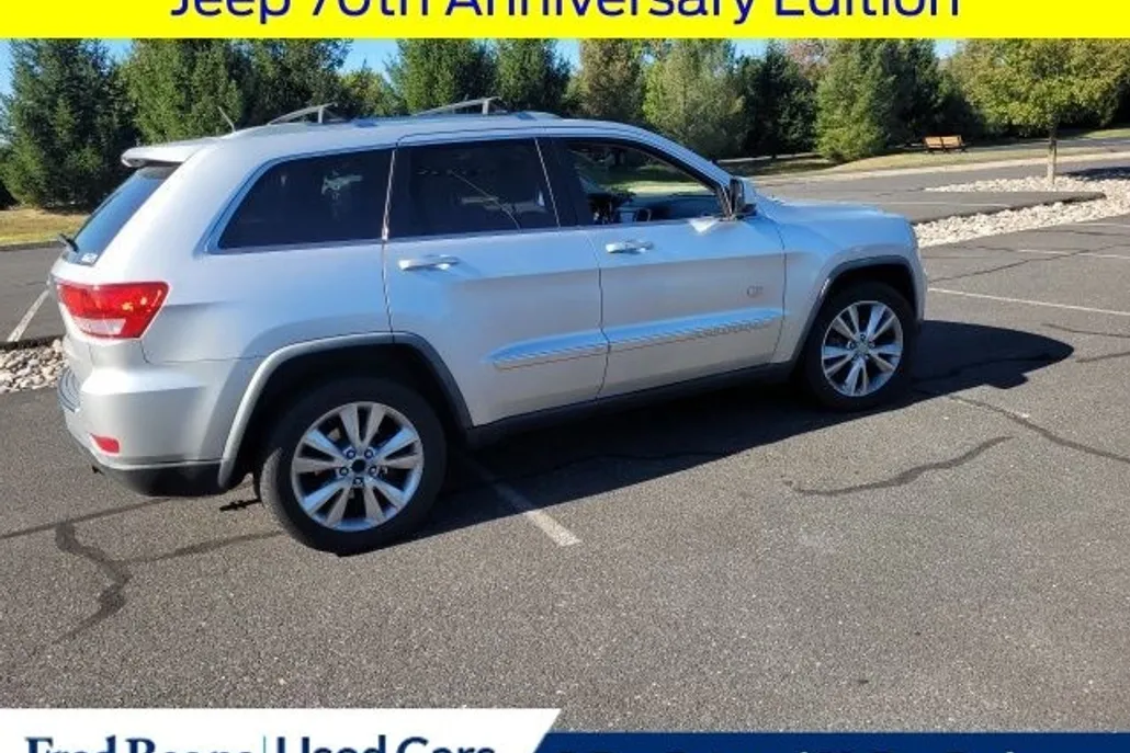 2011 Jeep Grand Cherokee Laredo Anniversary Edition photo 1