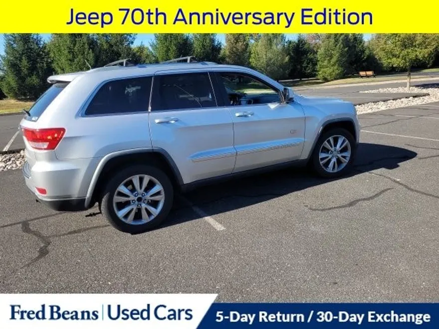 2011 Jeep Grand Cherokee Laredo Anniversary Edition photo 1