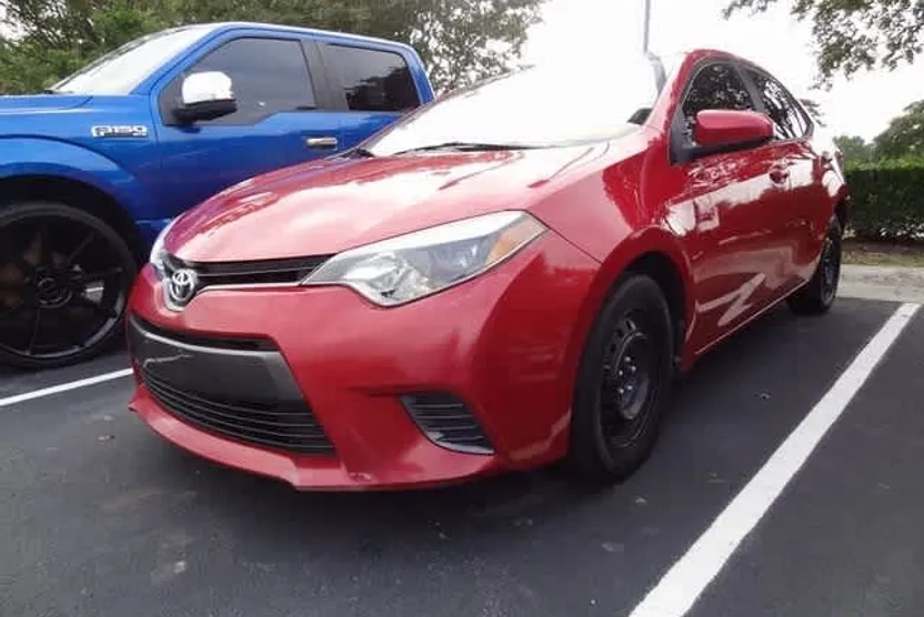 2016 Toyota Corolla LE photo 1
