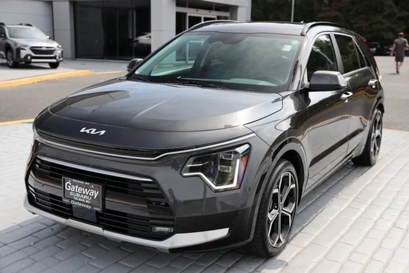 2023 Kia Niro SX Touring photo 1
