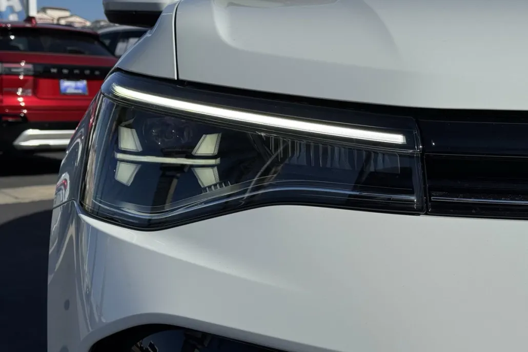 2025 Volkswagen Taos SE photo 1
