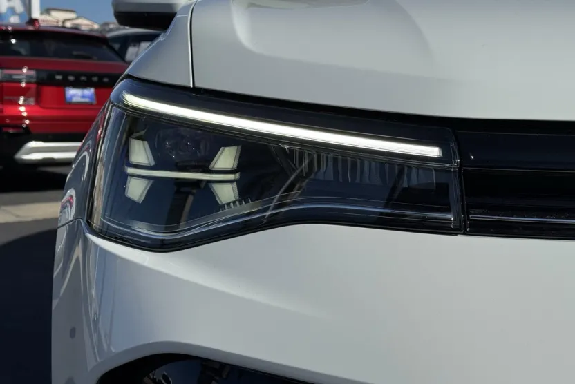 2025 Volkswagen Taos SE photo 1