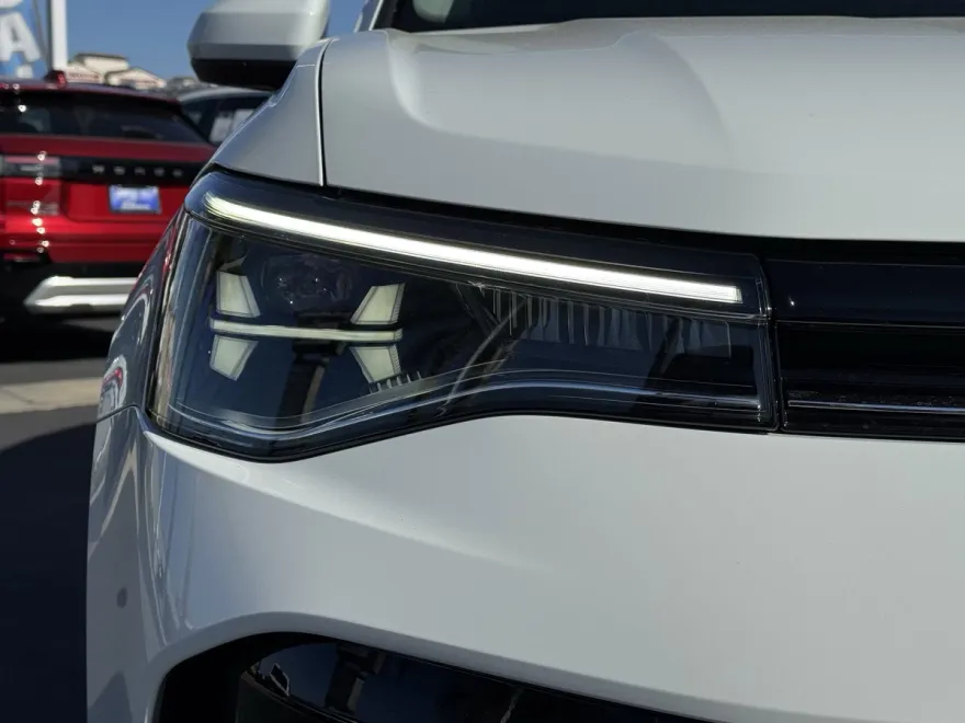 2025 Volkswagen Taos SE photo 1