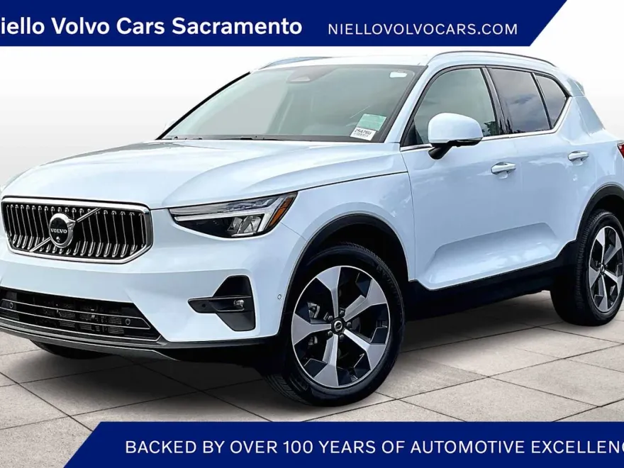 2025 Volvo XC40 Plus AWD photo 1