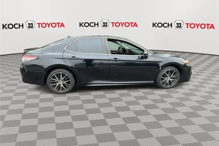2021 Toyota Camry SE photo 1