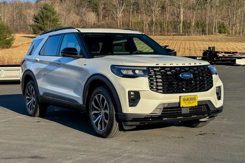 2025 Ford Explorer ST-Line photo 1
