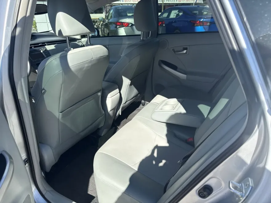 2015 Toyota Prius Four photo 1