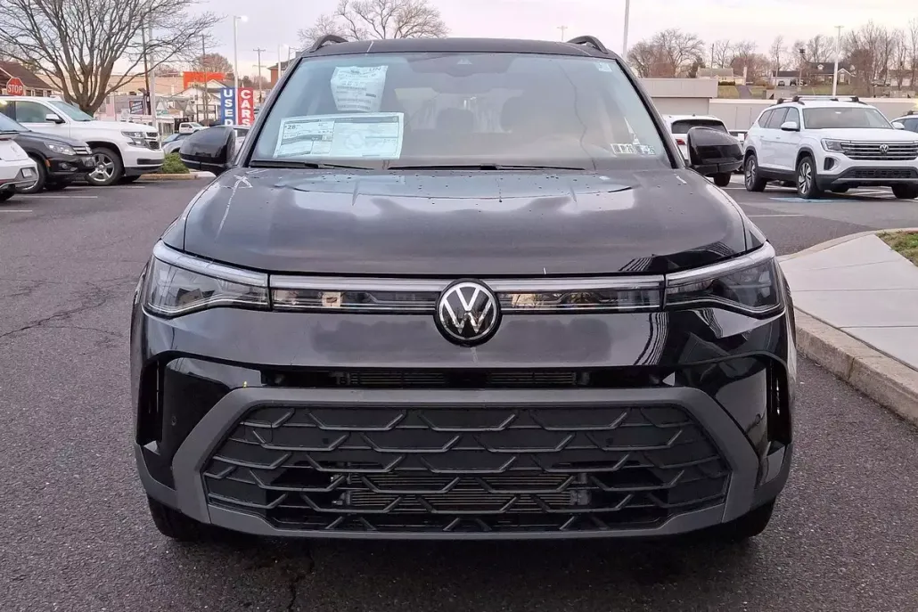 2025 Volkswagen Taos SE photo 1