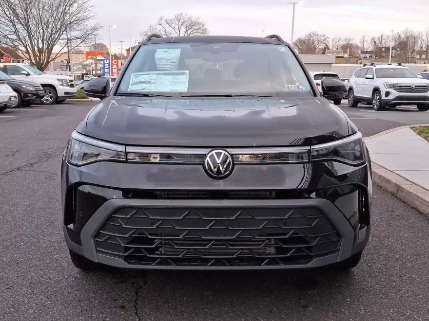 2025 Volkswagen Taos SE photo 1