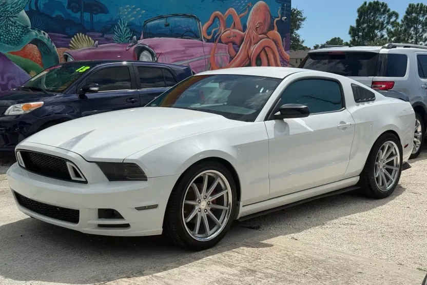 2014 Ford Mustang V6 photo 1