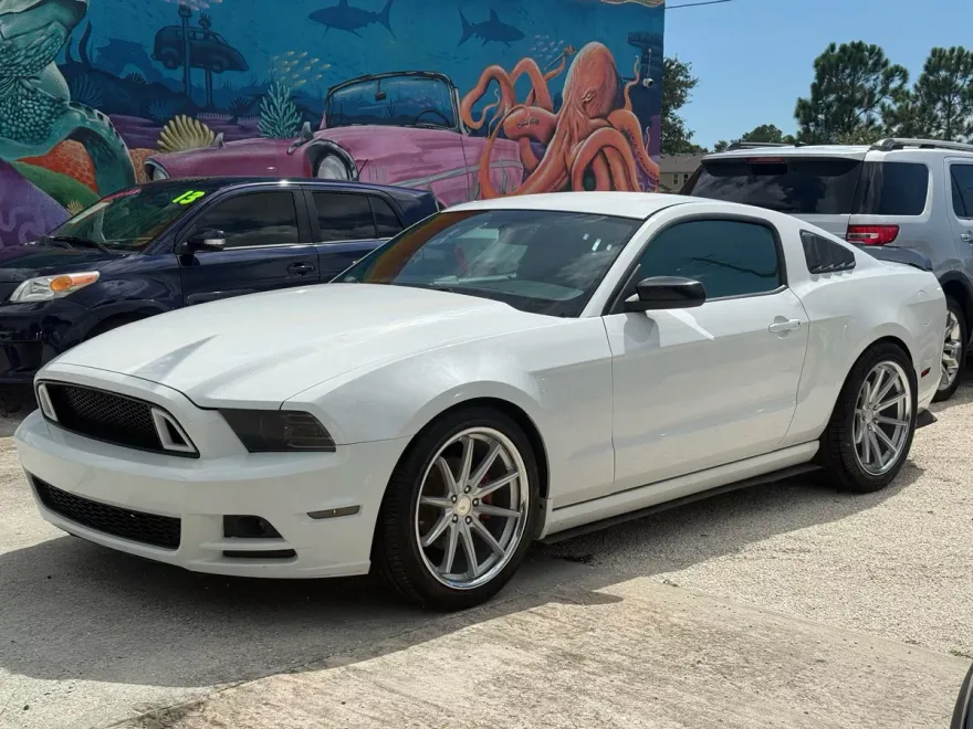 2014 Ford Mustang V6 photo 1