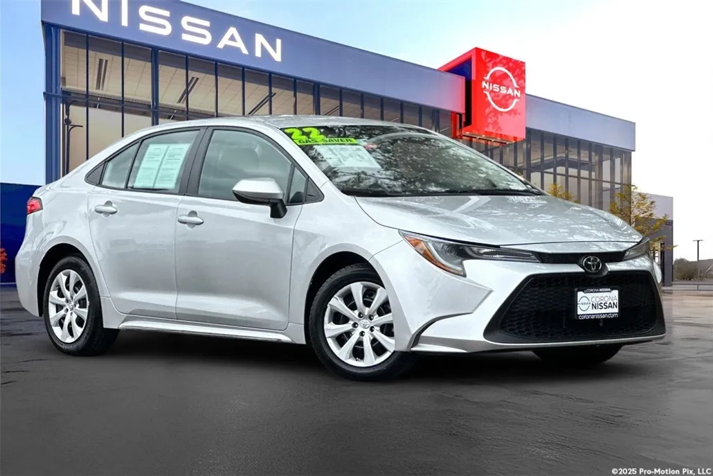 2022 Toyota Corolla LE photo 1