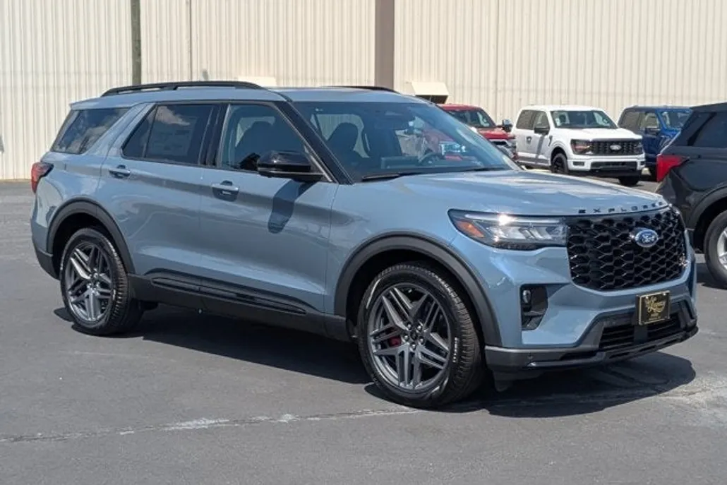 2025 Ford Explorer ST photo 1