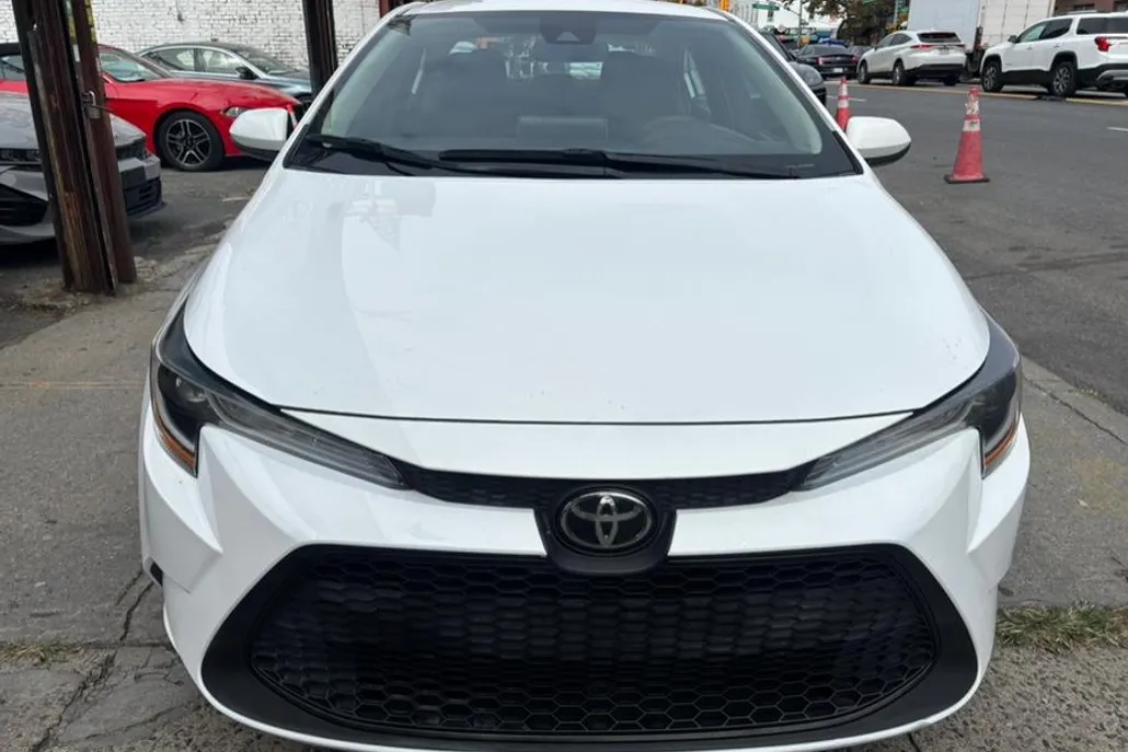 2021 Toyota Corolla LE photo 1