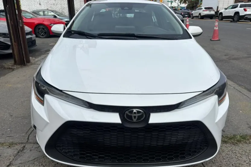 2021 Toyota Corolla LE photo 1