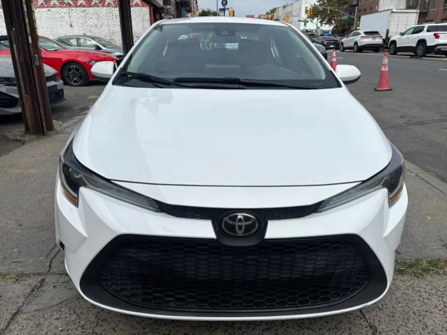 2021 Toyota Corolla LE photo 1