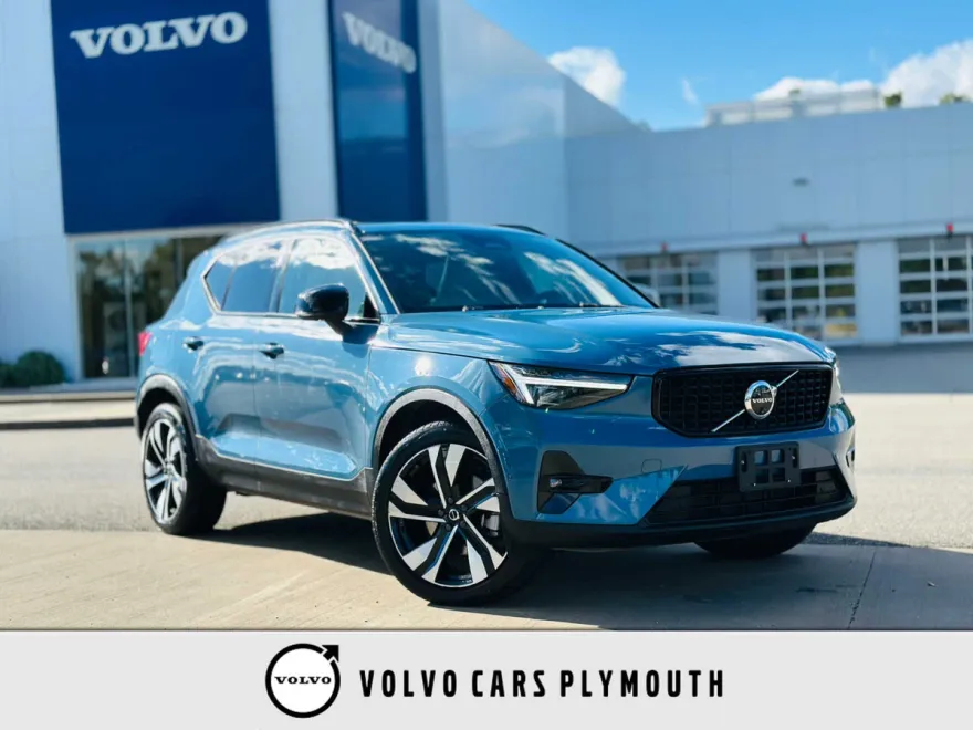 2024 Volvo XC40 Plus photo 1