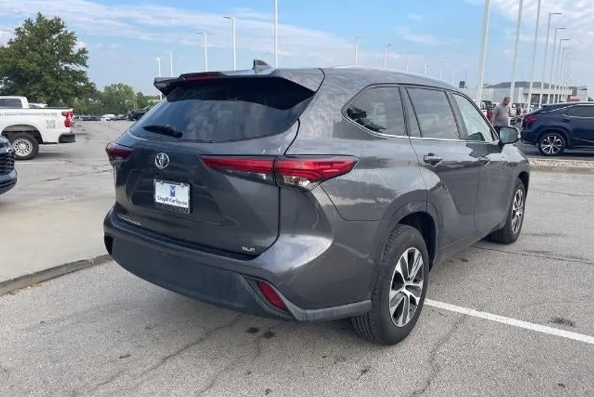 2023 Toyota Highlander L photo 1