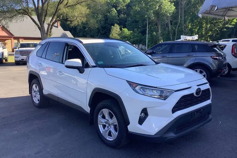 2019 Toyota RAV4 XLE photo 1