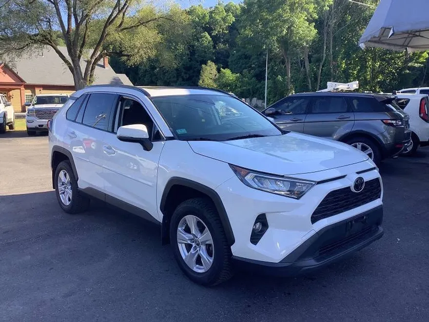 2019 Toyota RAV4 XLE photo 1
