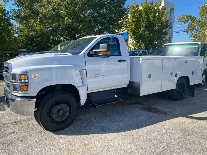 2023 Chevrolet Silverado 5500HD Work Truck photo 1