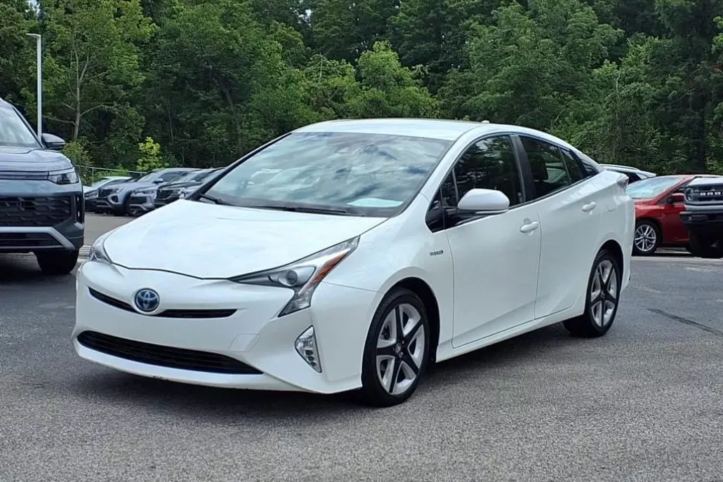 2016 Toyota Prius Three Touring photo 1