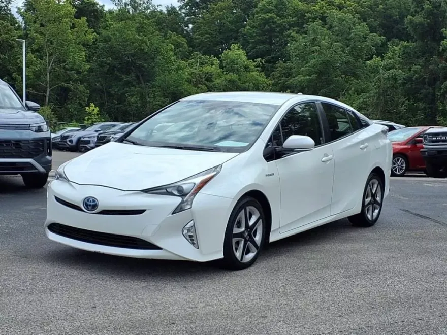 2016 Toyota Prius Three Touring photo 1