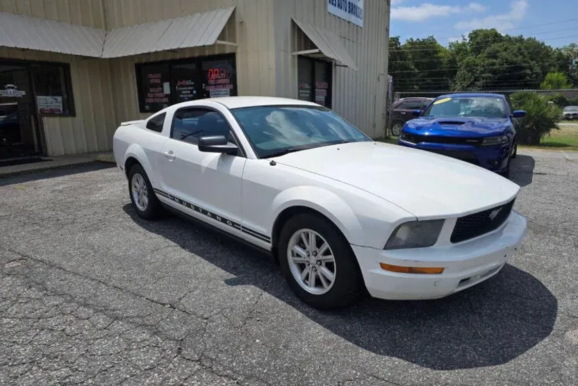 2007 Ford Mustang V6 Deluxe photo 1