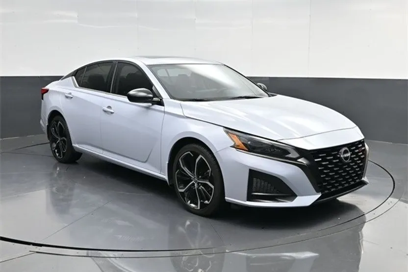 2023 Nissan Altima 2.5 SR photo 1