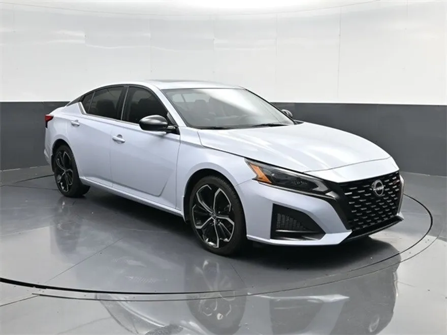 2023 Nissan Altima 2.5 SR photo 1