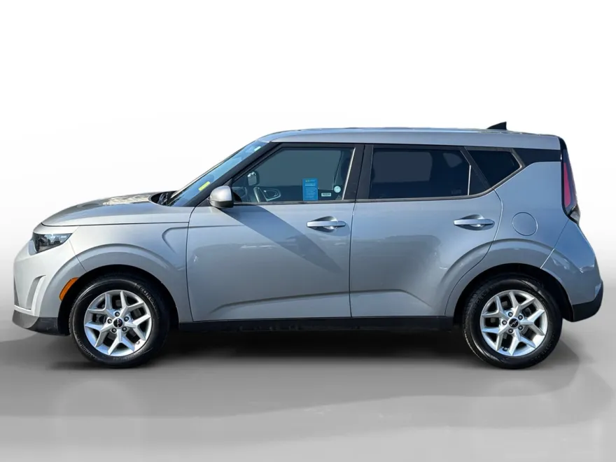 2023 Kia Soul LX photo 1