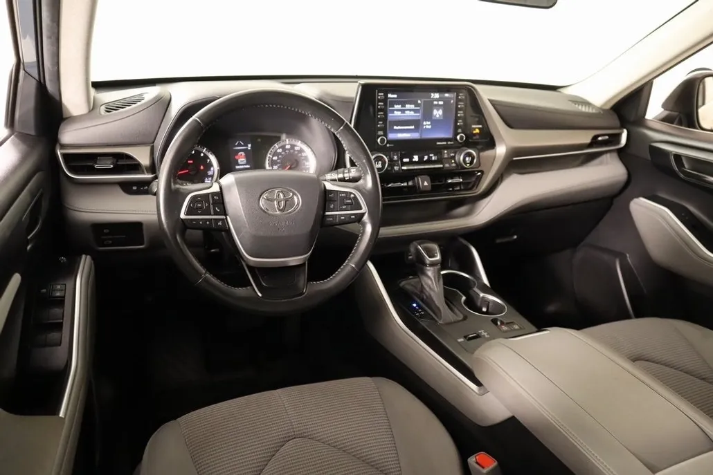 2022 Toyota Highlander LE photo 1