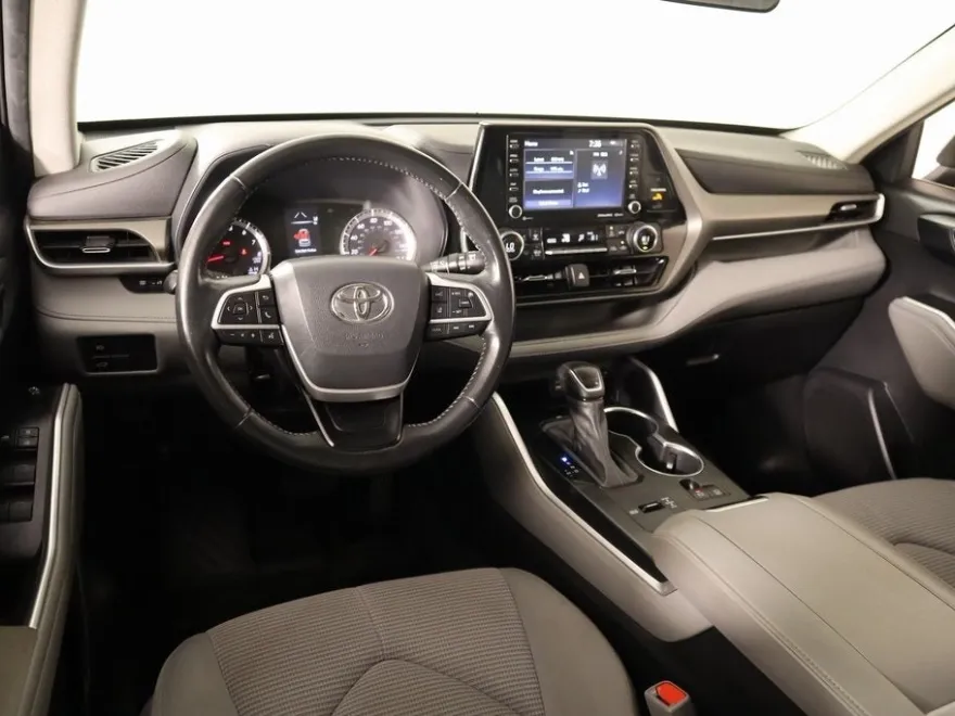 2022 Toyota Highlander LE photo 1