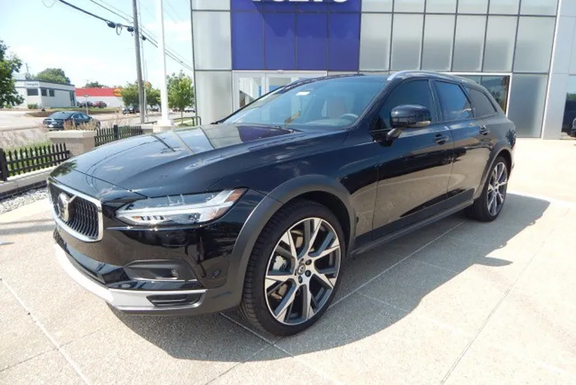 2025 Volvo V90 Cross Country B6 photo 1