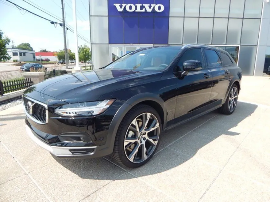 2025 Volvo V90 Cross Country B6 photo 1