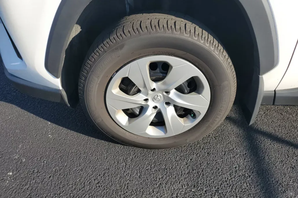 2021 Toyota RAV4 LE photo 1