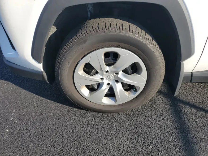2021 Toyota RAV4 LE photo 1