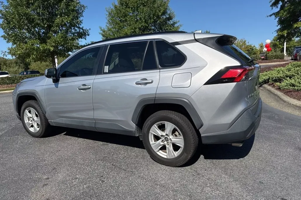 2021 Toyota RAV4 XLE photo 1
