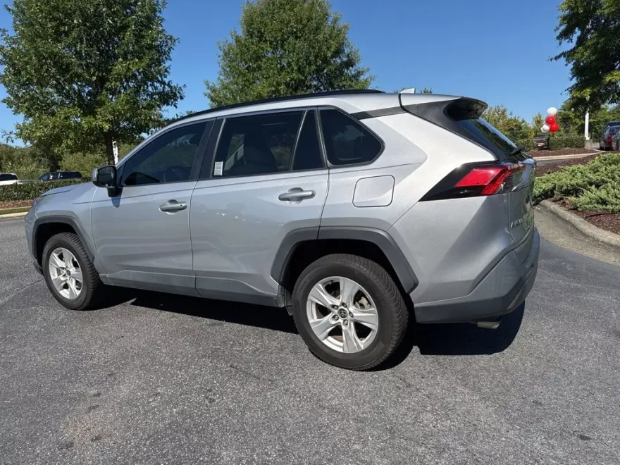 2021 Toyota RAV4 XLE photo 1