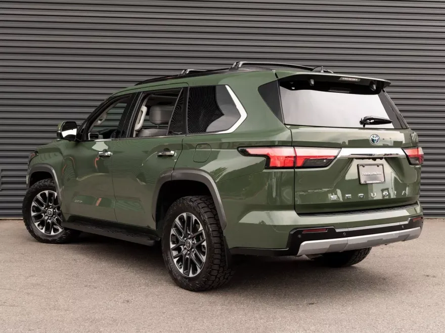 2023 Toyota Sequoia SR5 photo 1