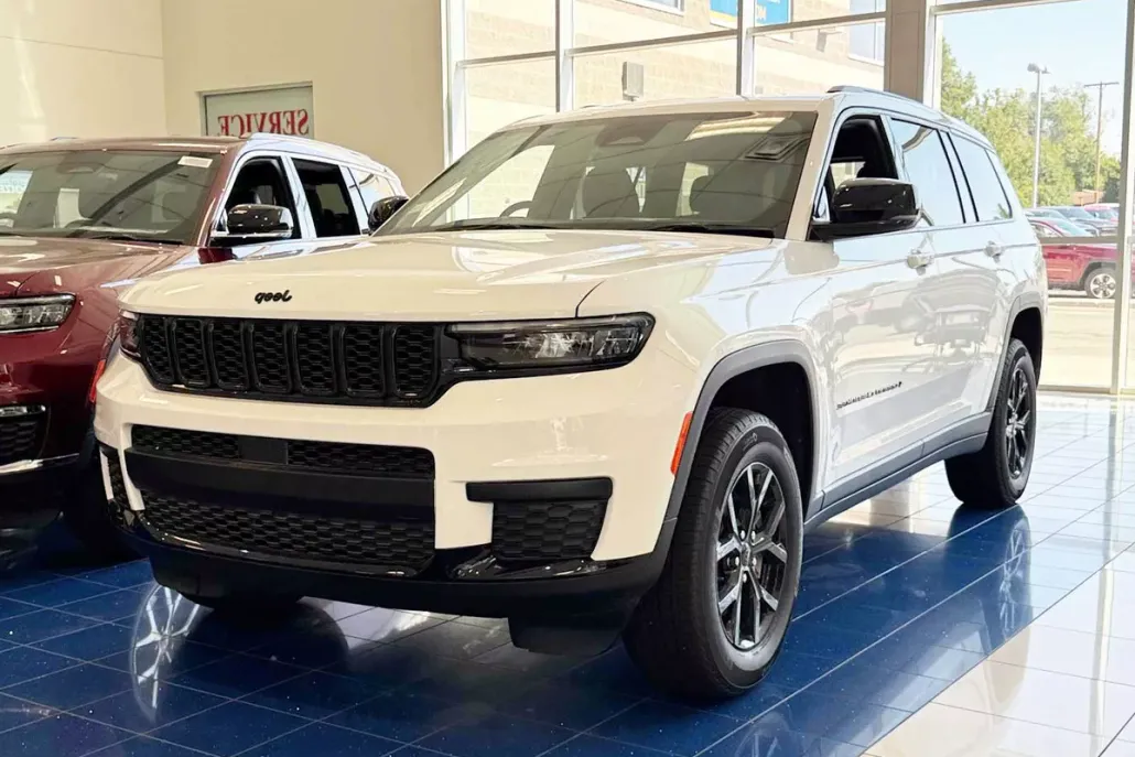 2025 Jeep Grand Cherokee Altitude photo 1