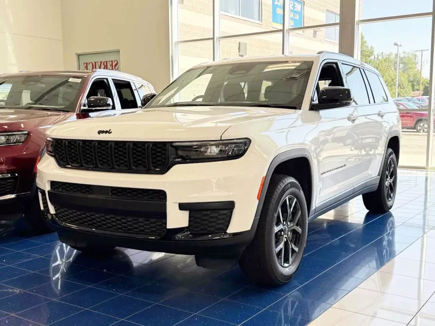 2025 Jeep Grand Cherokee Altitude photo 1