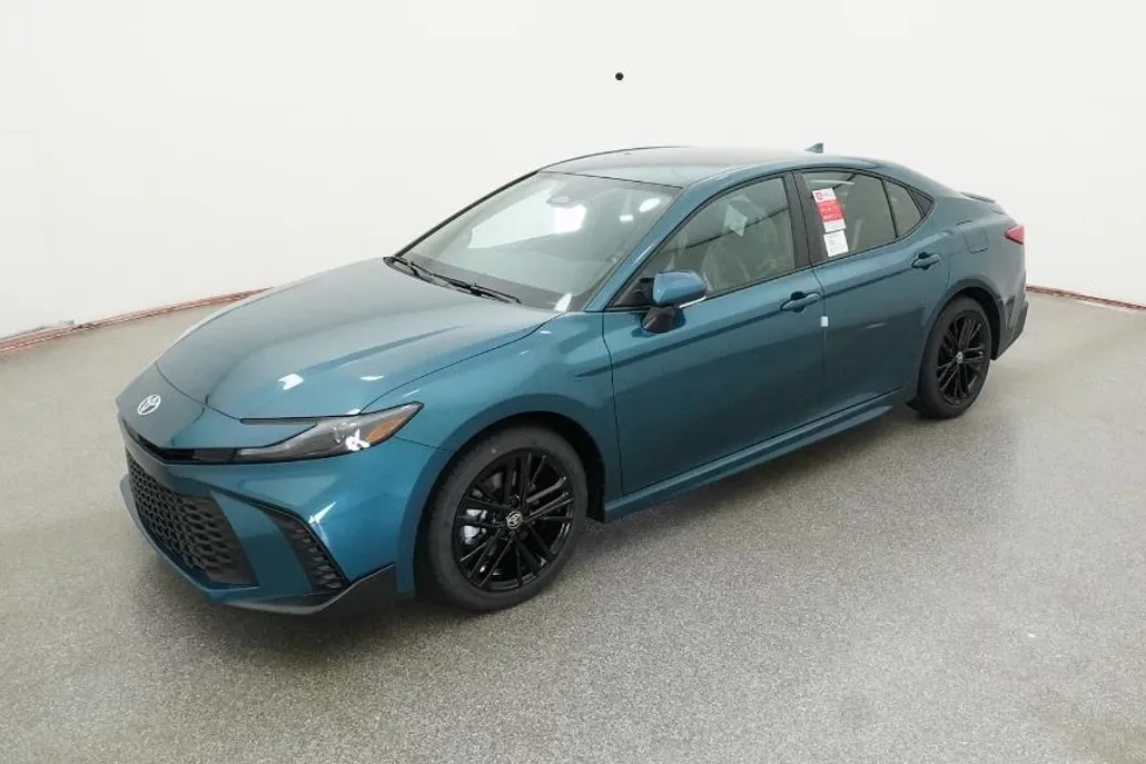 2025 Toyota Camry SE photo 1