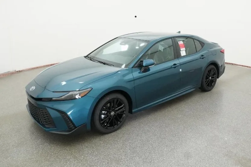 2025 Toyota Camry SE photo 1