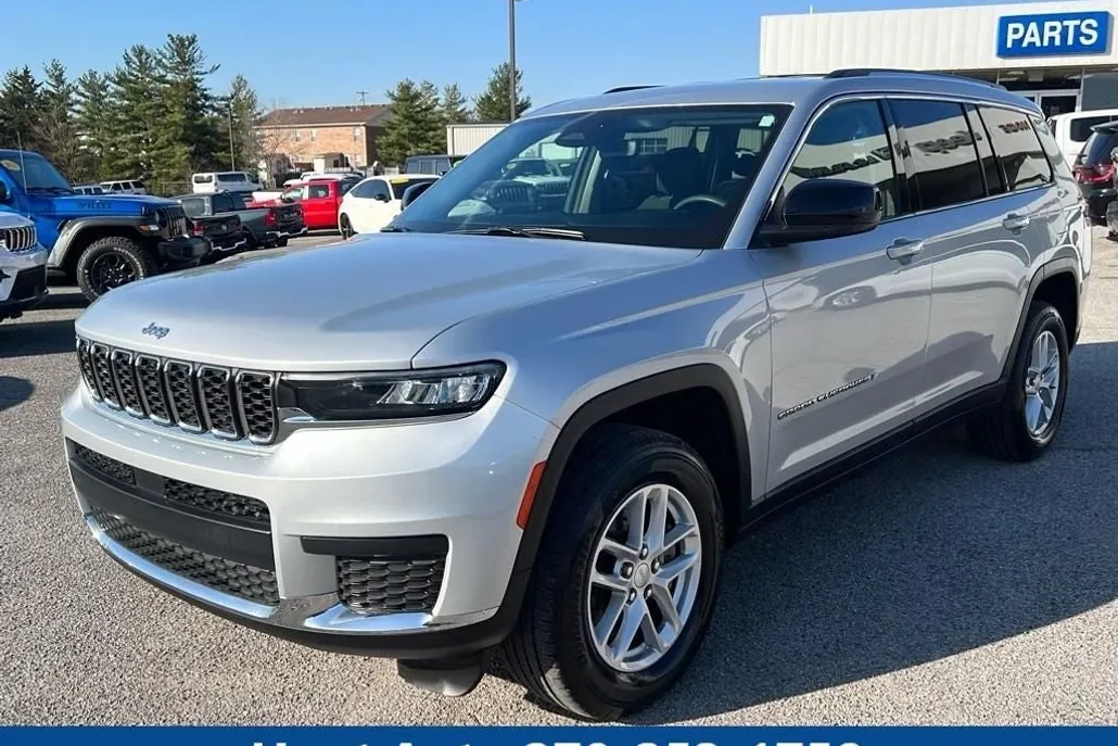 2023 Jeep Grand Cherokee Laredo photo 1