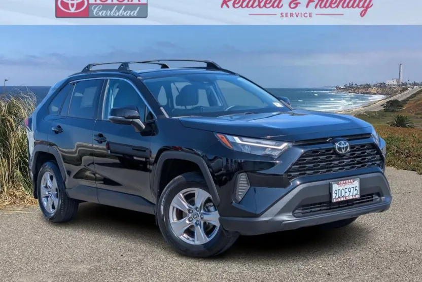 2022 Toyota RAV4 XLE photo 1