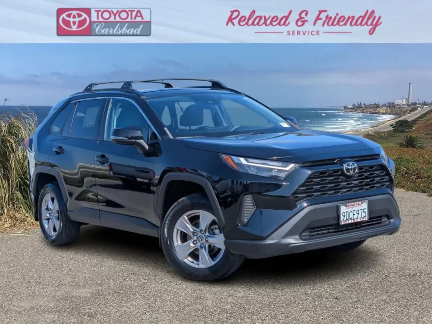 2022 Toyota RAV4 XLE photo 1